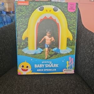 NIB Pinkfong Baby Shark Arch Sprinkler 5 Feet Ages 2 + Outside Water Fun!